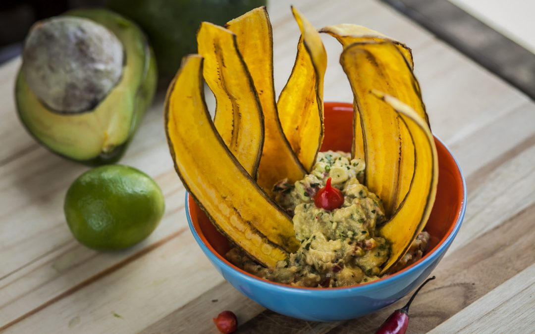 Aprenda a fazer a Guacamole com chips de banana verde